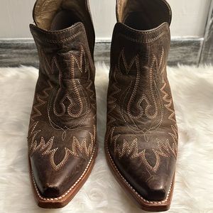 COPY - ARIAT Dixon Western style weathered brown booties. Like new! Size 8.